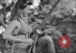 Immagine di Patti Thomas di Bob Hope USOtroupe truppe intrattiene Bougainville nelle Isole Salomone, 1944, secondo 25 filmato di repertorio 65675033575