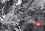 Immagine di Patti Thomas di Bob Hope USOtroupe truppe intrattiene Bougainville nelle Isole Salomone, 1944, secondo 36 filmato di repertorio 65675033575
