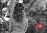 Immagine di Patti Thomas di Bob Hope USOtroupe truppe intrattiene Bougainville nelle Isole Salomone, 1944, secondo 41 filmato di repertorio 65675033575