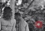 Immagine di Patti Thomas di Bob Hope USOtroupe truppe intrattiene Bougainville nelle Isole Salomone, 1944, secondo 42 filmato di repertorio 65675033575