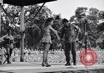 Immagine di Patti Thomas di Bob Hope USOtroupe truppe intrattiene Bougainville nelle Isole Salomone, 1944, secondo 44 filmato di repertorio 65675033575