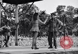 Immagine di Patti Thomas di Bob Hope USOtroupe truppe intrattiene Bougainville nelle Isole Salomone, 1944, secondo 45 filmato di repertorio 65675033575