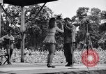 Immagine di Patti Thomas di Bob Hope USOtroupe truppe intrattiene Bougainville nelle Isole Salomone, 1944, secondo 46 filmato di repertorio 65675033575