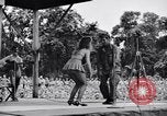 Immagine di Patti Thomas di Bob Hope USOtroupe truppe intrattiene Bougainville nelle Isole Salomone, 1944, secondo 47 filmato di repertorio 65675033575