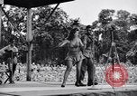 Immagine di Patti Thomas di Bob Hope USOtroupe truppe intrattiene Bougainville nelle Isole Salomone, 1944, secondo 48 filmato di repertorio 65675033575