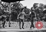 Immagine di Patti Thomas di Bob Hope USOtroupe truppe intrattiene Bougainville nelle Isole Salomone, 1944, secondo 49 filmato di repertorio 65675033575