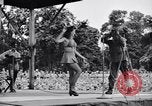 Immagine di Patti Thomas di Bob Hope USOtroupe truppe intrattiene Bougainville nelle Isole Salomone, 1944, secondo 50 filmato di repertorio 65675033575