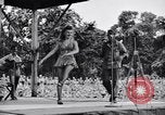 Immagine di Patti Thomas di Bob Hope USOtroupe truppe intrattiene Bougainville nelle Isole Salomone, 1944, secondo 51 filmato di repertorio 65675033575