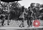 Immagine di Patti Thomas di Bob Hope USOtroupe truppe intrattiene Bougainville nelle Isole Salomone, 1944, secondo 53 filmato di repertorio 65675033575