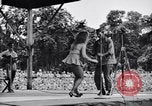 Immagine di Patti Thomas di Bob Hope USOtroupe truppe intrattiene Bougainville nelle Isole Salomone, 1944, secondo 54 filmato di repertorio 65675033575