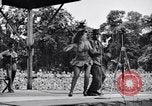 Immagine di Patti Thomas di Bob Hope USOtroupe truppe intrattiene Bougainville nelle Isole Salomone, 1944, secondo 55 filmato di repertorio 65675033575