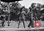 Immagine di Patti Thomas di Bob Hope USOtroupe truppe intrattiene Bougainville nelle Isole Salomone, 1944, secondo 56 filmato di repertorio 65675033575