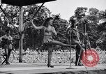 Immagine di Patti Thomas di Bob Hope USOtroupe truppe intrattiene Bougainville nelle Isole Salomone, 1944, secondo 57 filmato di repertorio 65675033575