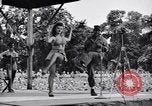 Immagine di Patti Thomas di Bob Hope USOtroupe truppe intrattiene Bougainville nelle Isole Salomone, 1944, secondo 58 filmato di repertorio 65675033575