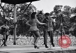 Immagine di Patti Thomas di Bob Hope USOtroupe truppe intrattiene Bougainville nelle Isole Salomone, 1944, secondo 59 filmato di repertorio 65675033575