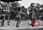 Immagine di Patti Thomas di Bob Hope USOtroupe truppe intrattiene Bougainville nelle Isole Salomone, 1944, secondo 60 filmato di repertorio 65675033575