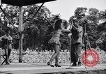 Immagine di Patti Thomas di Bob Hope USOtroupe truppe intrattiene Bougainville nelle Isole Salomone, 1944, secondo 61 filmato di repertorio 65675033575