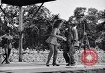 Immagine di Patti Thomas di Bob Hope USOtroupe truppe intrattiene Bougainville nelle Isole Salomone, 1944, secondo 62 filmato di repertorio 65675033575