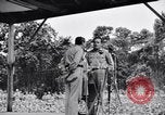 Immagine di Bob Hope Troupe di eseguire su USO tour nella seconda guerra mondiale Bougainville nelle Isole Salomone, 1944, secondo 4 filmato di repertorio 65675033576