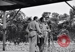 Immagine di Bob Hope Troupe di eseguire su USO tour nella seconda guerra mondiale Bougainville nelle Isole Salomone, 1944, secondo 13 filmato di repertorio 65675033576