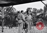 Immagine di Bob Hope Troupe di eseguire su USO tour nella seconda guerra mondiale Bougainville nelle Isole Salomone, 1944, secondo 14 filmato di repertorio 65675033576