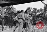 Immagine di Bob Hope Troupe di eseguire su USO tour nella seconda guerra mondiale Bougainville nelle Isole Salomone, 1944, secondo 15 filmato di repertorio 65675033576