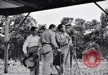 Immagine di Bob Hope Troupe di eseguire su USO tour nella seconda guerra mondiale Bougainville nelle Isole Salomone, 1944, secondo 16 filmato di repertorio 65675033576