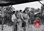 Immagine di Bob Hope Troupe di eseguire su USO tour nella seconda guerra mondiale Bougainville nelle Isole Salomone, 1944, secondo 17 filmato di repertorio 65675033576