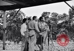 Immagine di Bob Hope Troupe di eseguire su USO tour nella seconda guerra mondiale Bougainville nelle Isole Salomone, 1944, secondo 18 filmato di repertorio 65675033576