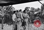 Immagine di Bob Hope Troupe di eseguire su USO tour nella seconda guerra mondiale Bougainville nelle Isole Salomone, 1944, secondo 20 filmato di repertorio 65675033576