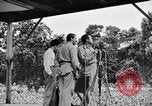 Immagine di Bob Hope Troupe di eseguire su USO tour nella seconda guerra mondiale Bougainville nelle Isole Salomone, 1944, secondo 21 filmato di repertorio 65675033576