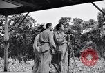 Immagine di Bob Hope Troupe di eseguire su USO tour nella seconda guerra mondiale Bougainville nelle Isole Salomone, 1944, secondo 22 filmato di repertorio 65675033576