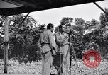 Immagine di Bob Hope Troupe di eseguire su USO tour nella seconda guerra mondiale Bougainville nelle Isole Salomone, 1944, secondo 25 filmato di repertorio 65675033576