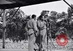 Immagine di Bob Hope Troupe di eseguire su USO tour nella seconda guerra mondiale Bougainville nelle Isole Salomone, 1944, secondo 26 filmato di repertorio 65675033576