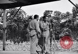 Immagine di Bob Hope Troupe di eseguire su USO tour nella seconda guerra mondiale Bougainville nelle Isole Salomone, 1944, secondo 27 filmato di repertorio 65675033576