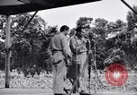 Immagine di Bob Hope Troupe di eseguire su USO tour nella seconda guerra mondiale Bougainville nelle Isole Salomone, 1944, secondo 28 filmato di repertorio 65675033576