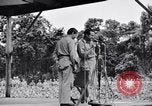 Immagine di Bob Hope Troupe di eseguire su USO tour nella seconda guerra mondiale Bougainville nelle Isole Salomone, 1944, secondo 29 filmato di repertorio 65675033576
