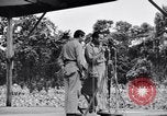 Immagine di Bob Hope Troupe di eseguire su USO tour nella seconda guerra mondiale Bougainville nelle Isole Salomone, 1944, secondo 30 filmato di repertorio 65675033576
