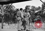 Immagine di Bob Hope Troupe di eseguire su USO tour nella seconda guerra mondiale Bougainville nelle Isole Salomone, 1944, secondo 31 filmato di repertorio 65675033576