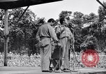 Immagine di Bob Hope Troupe di eseguire su USO tour nella seconda guerra mondiale Bougainville nelle Isole Salomone, 1944, secondo 33 filmato di repertorio 65675033576
