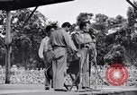 Immagine di Bob Hope Troupe di eseguire su USO tour nella seconda guerra mondiale Bougainville nelle Isole Salomone, 1944, secondo 34 filmato di repertorio 65675033576