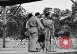 Immagine di Bob Hope Troupe di eseguire su USO tour nella seconda guerra mondiale Bougainville nelle Isole Salomone, 1944, secondo 35 filmato di repertorio 65675033576