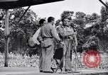 Immagine di Bob Hope Troupe di eseguire su USO tour nella seconda guerra mondiale Bougainville nelle Isole Salomone, 1944, secondo 36 filmato di repertorio 65675033576