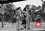 Immagine di Bob Hope Troupe di eseguire su USO tour nella seconda guerra mondiale Bougainville nelle Isole Salomone, 1944, secondo 38 filmato di repertorio 65675033576