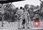 Immagine di Bob Hope Troupe di eseguire su USO tour nella seconda guerra mondiale Bougainville nelle Isole Salomone, 1944, secondo 39 filmato di repertorio 65675033576