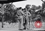 Immagine di Bob Hope Troupe di eseguire su USO tour nella seconda guerra mondiale Bougainville nelle Isole Salomone, 1944, secondo 40 filmato di repertorio 65675033576