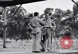 Immagine di Bob Hope Troupe di eseguire su USO tour nella seconda guerra mondiale Bougainville nelle Isole Salomone, 1944, secondo 41 filmato di repertorio 65675033576