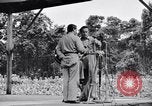 Immagine di Bob Hope Troupe di eseguire su USO tour nella seconda guerra mondiale Bougainville nelle Isole Salomone, 1944, secondo 42 filmato di repertorio 65675033576