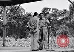 Immagine di Bob Hope Troupe di eseguire su USO tour nella seconda guerra mondiale Bougainville nelle Isole Salomone, 1944, secondo 43 filmato di repertorio 65675033576