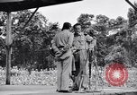 Immagine di Bob Hope Troupe di eseguire su USO tour nella seconda guerra mondiale Bougainville nelle Isole Salomone, 1944, secondo 44 filmato di repertorio 65675033576